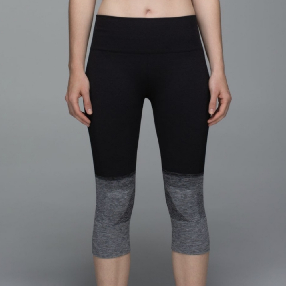 Lululemon Tight Fit Seamlessly Street Crop Black/Gray Size 8